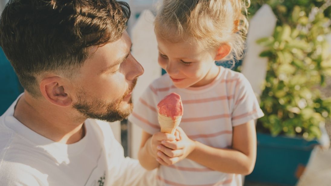 Eis auf die Hand – im Hörnchen, bitte! © polinaloves/Adobe Stock